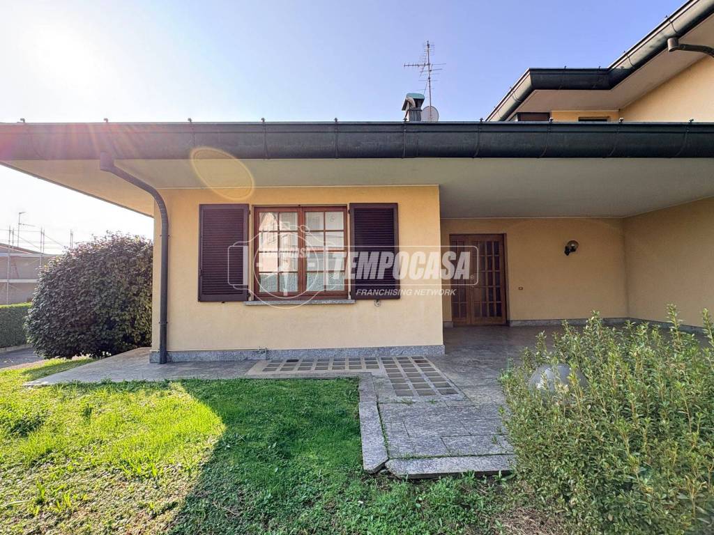 Villa a Cucciago in Via Canova 10/B - Foto 2