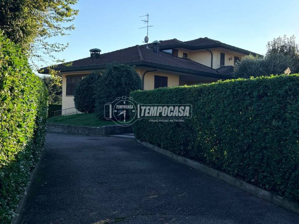 Villa a Cucciago in Via Canova 10/B - Foto 3