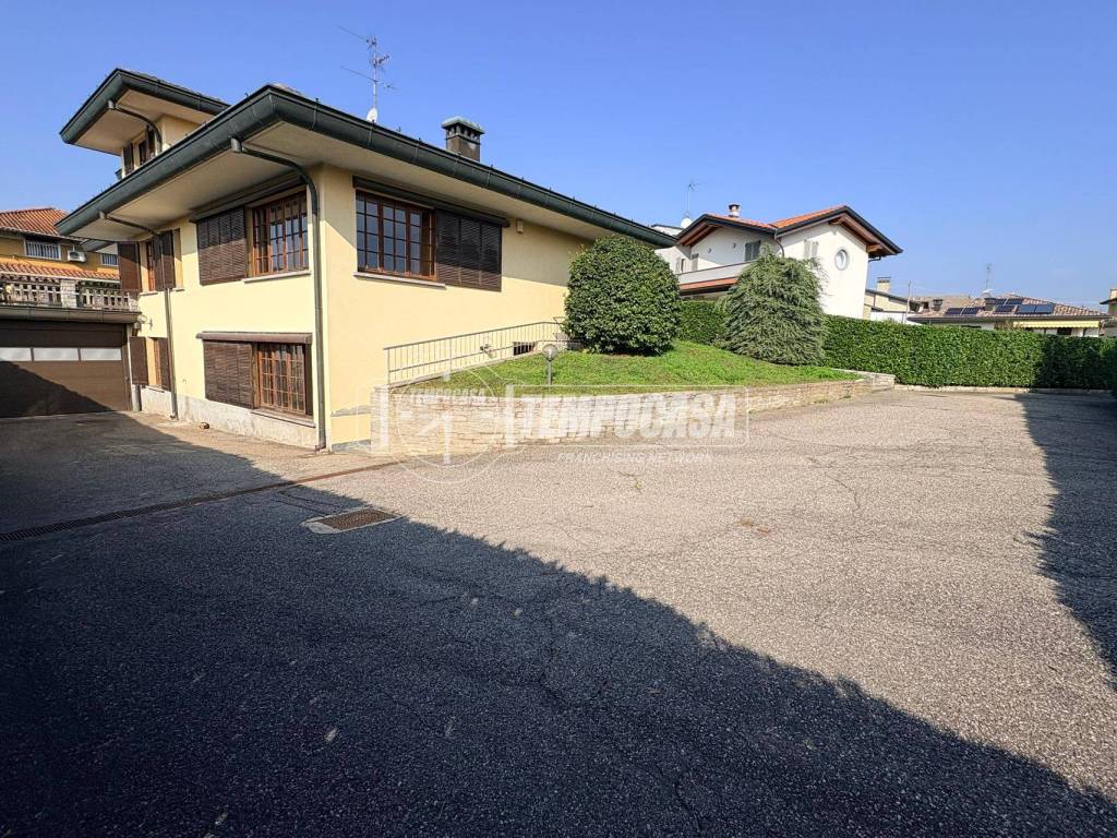 Villa a Cucciago in Via Canova 10/B - Foto 4