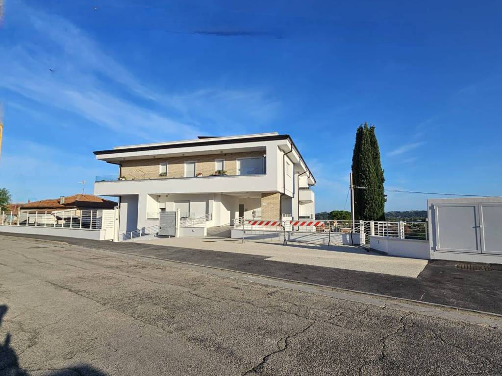 Appartamento a Civitanova marche in Via Alessandro Manzoni, 143 - Foto 2