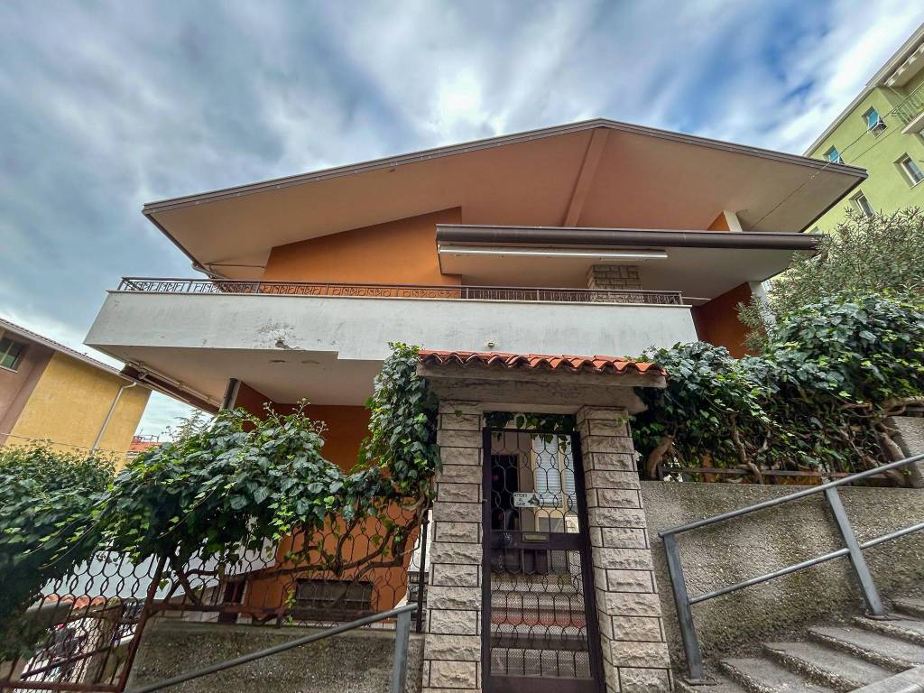 Villa a Trieste in Via Giuseppe e Luca Delmestri, 14 - Foto 2