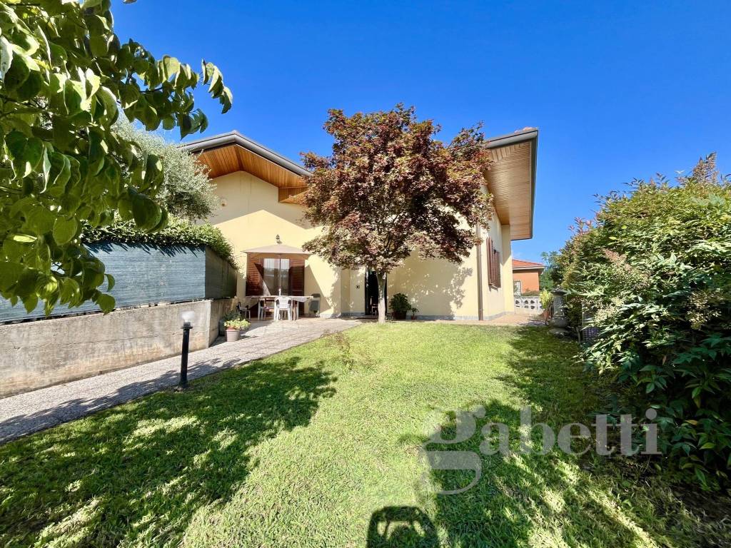 Villa a Lonate pozzolo in Via Francesco Baracca - Foto 2