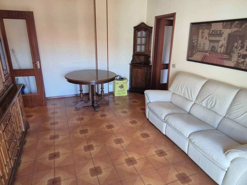 Appartamento a Trecate in Via Benedetto Cairoli, 9 - Foto 2