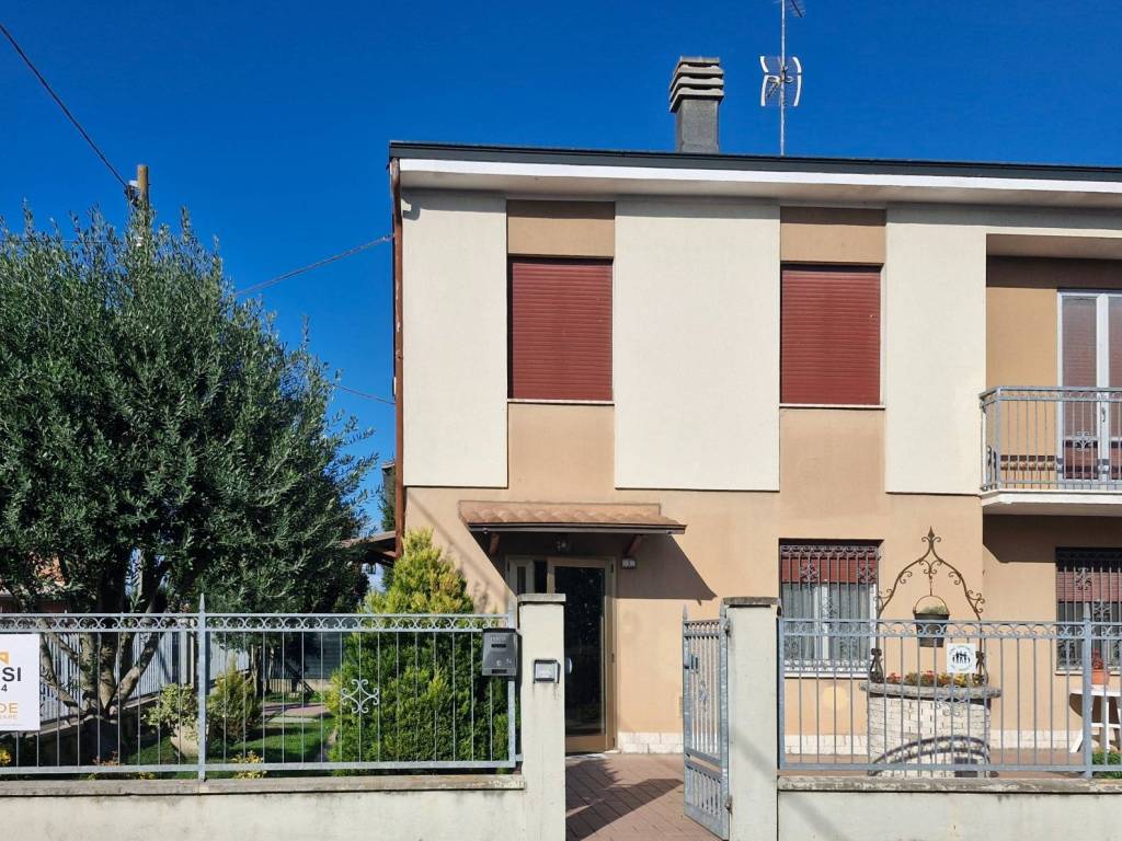 Casa indipendente a Novi di modena in Via Giacomo Puccini, 1 - Foto 2