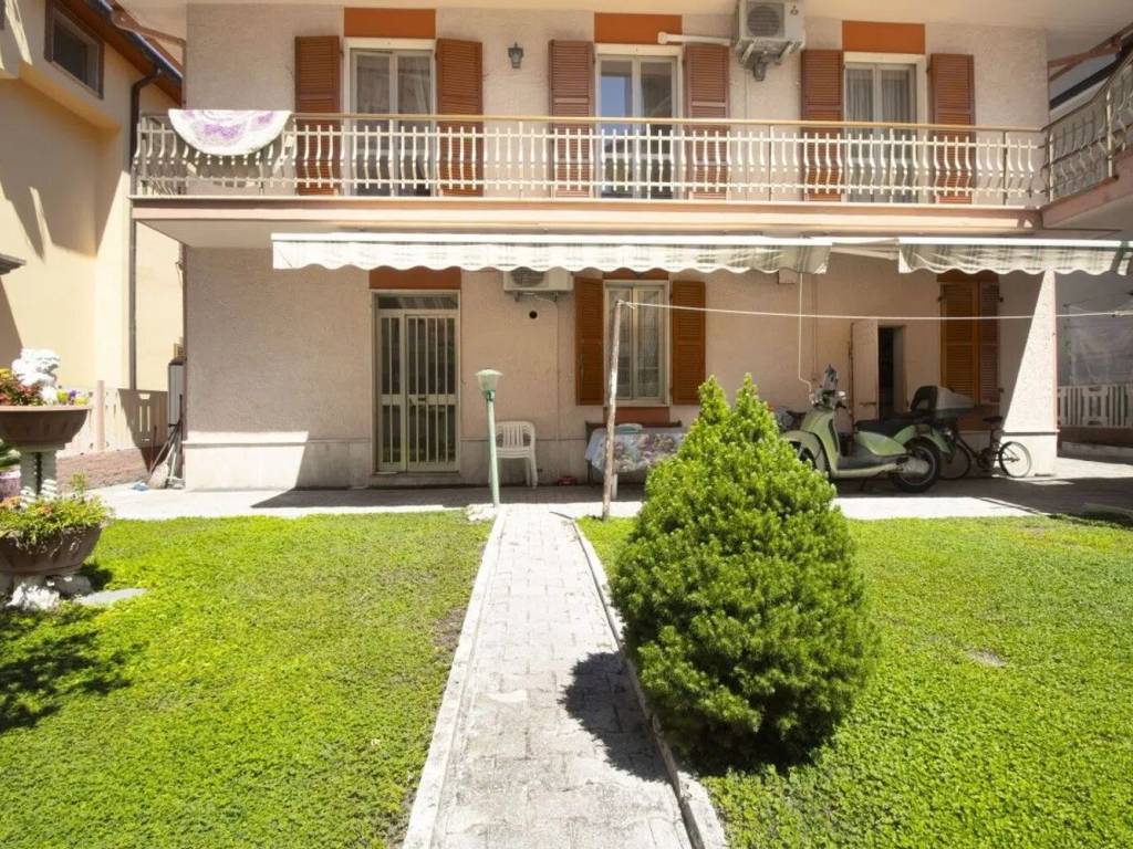 Villa a Alba adriatica in Via Cesare Battisti, 178 - Foto 2