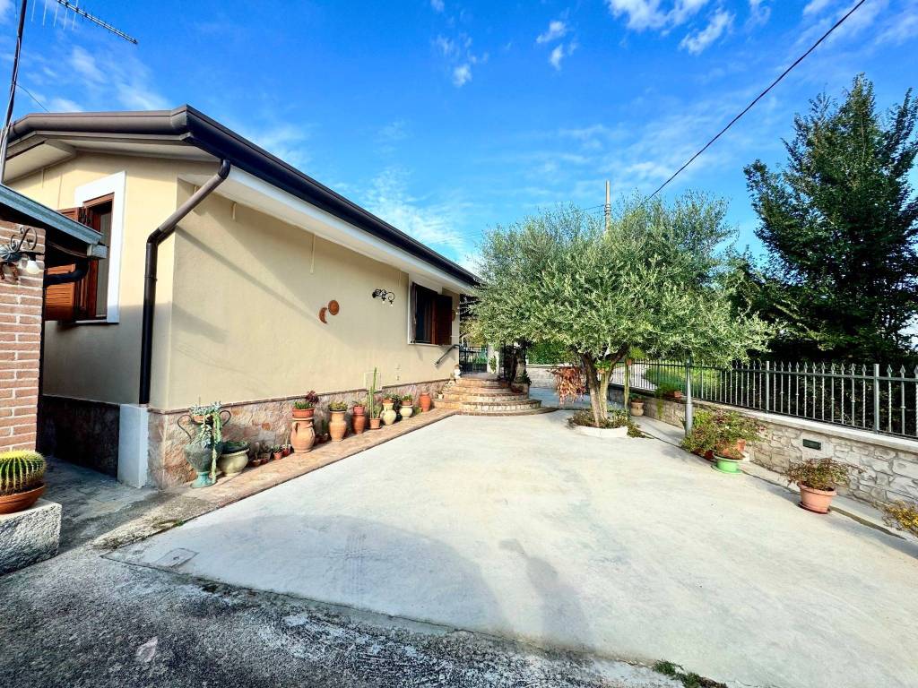 Villa a Ceccano in Via Pezze d'Ischia - Foto 2
