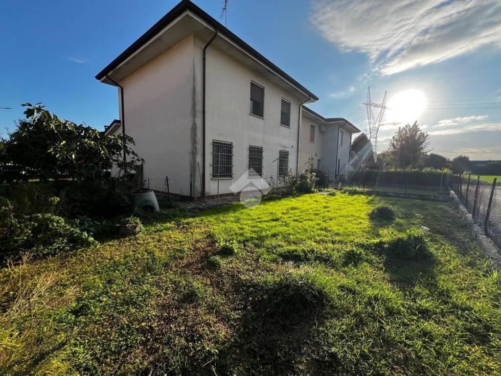 Villa a Pegognaga in Via Camillo Benso Di Cavour, 24 - Foto 2