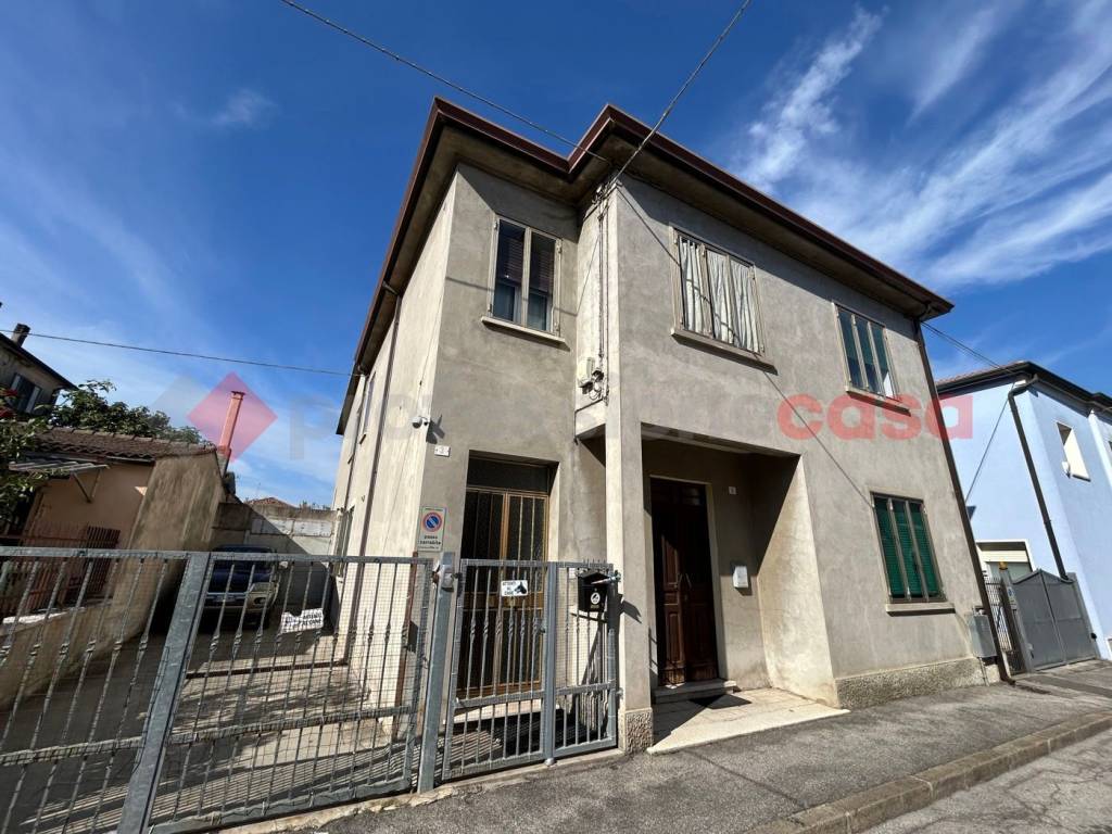 Villa a Legnago in Via Piazzetta G. Carducci, 1 - Foto 2