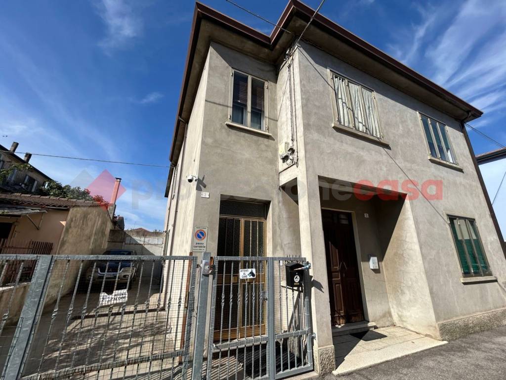 Villa a Legnago in Via Piazzetta G. Carducci, 1 - Foto 3
