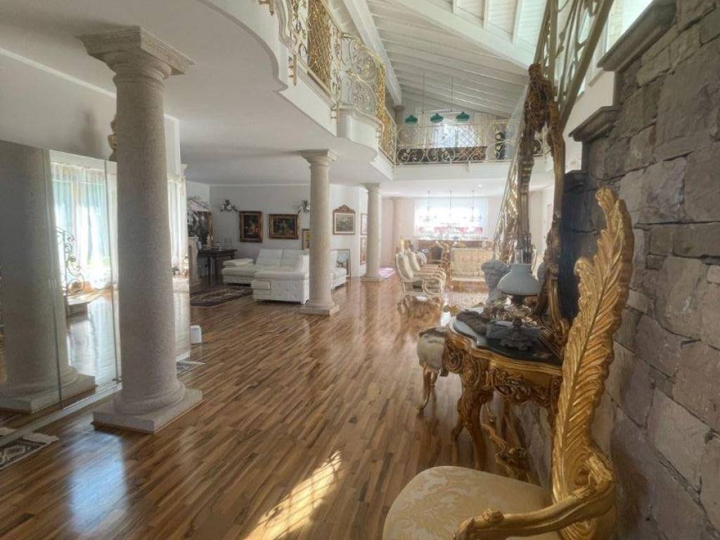 Villa a Bisuschio in Via Massimo d'Azeglio, 31 - Foto 2