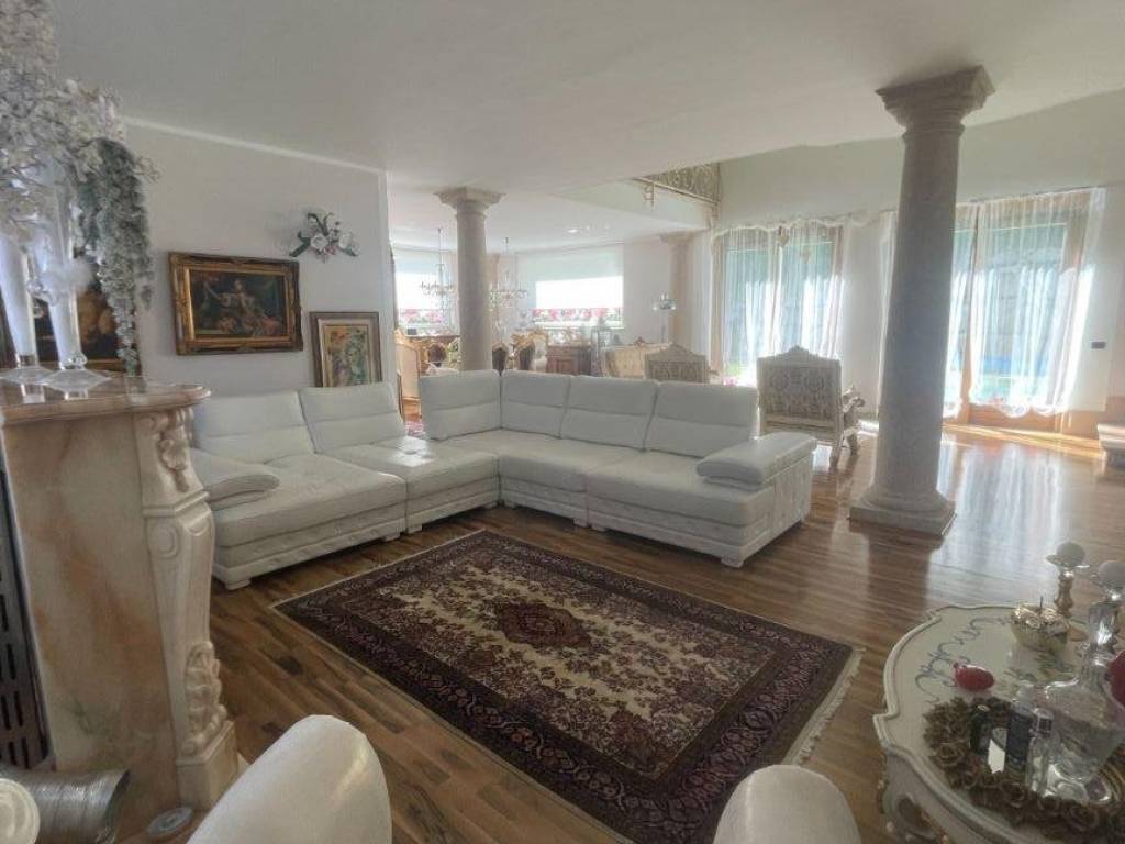 Villa a Bisuschio in Via Massimo d'Azeglio, 31 - Foto 3