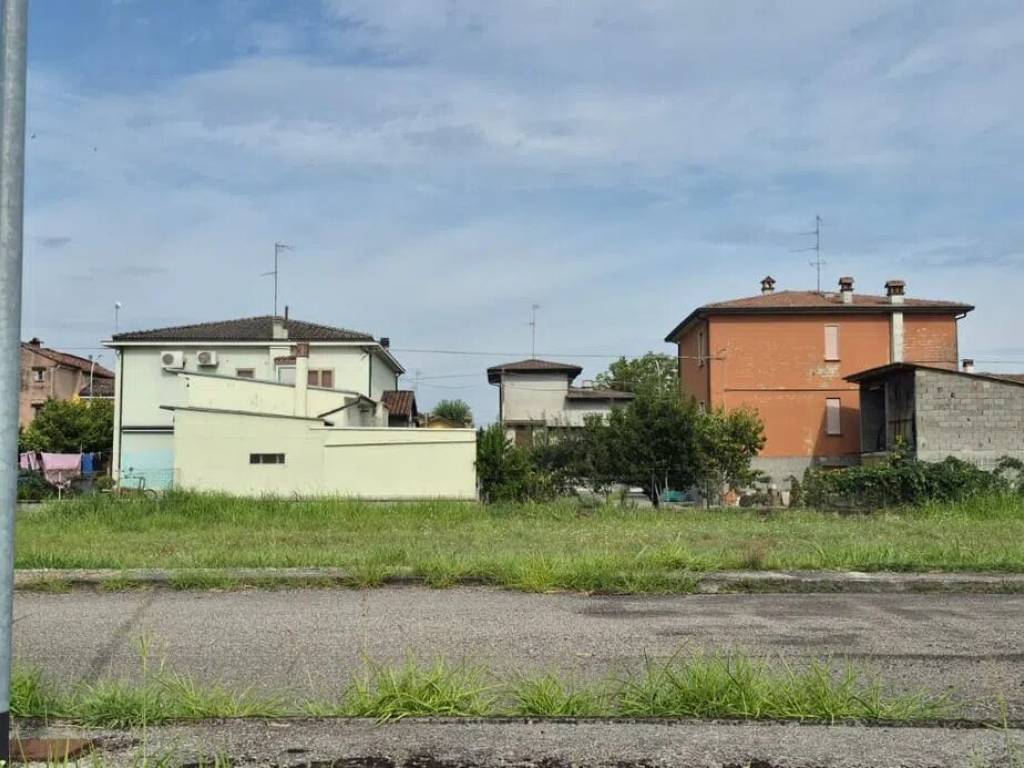 Terreno a Castelvetro piacentino in Via A. Manfredini - Foto 3