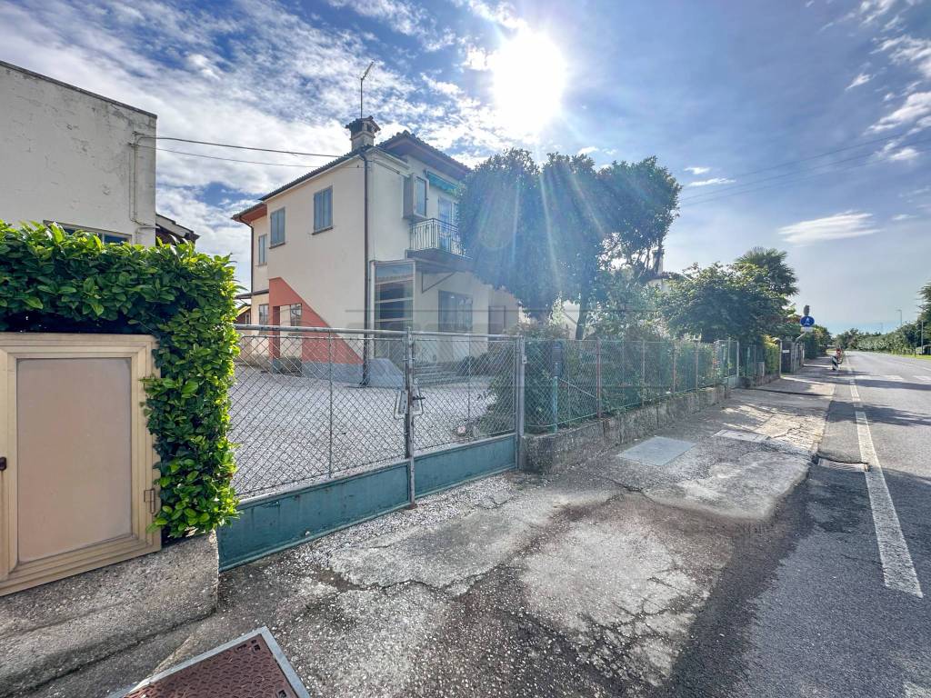 Appartamento a Santa maria la longa in VIA PALMANOVA, 17 - Foto 2