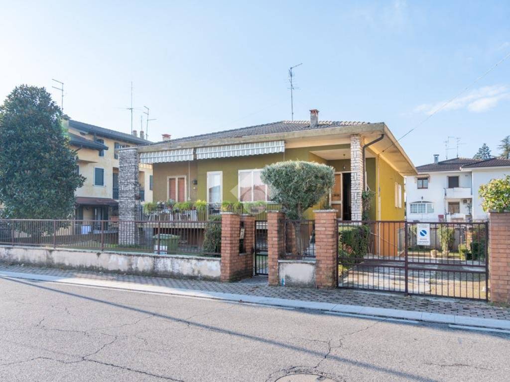 Villa a Villafranca di verona in Via dell'Esperanto, 10 - Foto 2