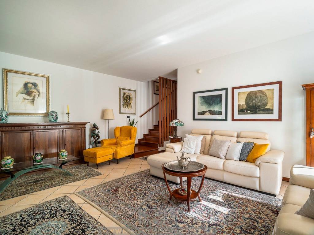 Villa a Due carrare in Viale Ugo Foscolo, 19 - Foto 2