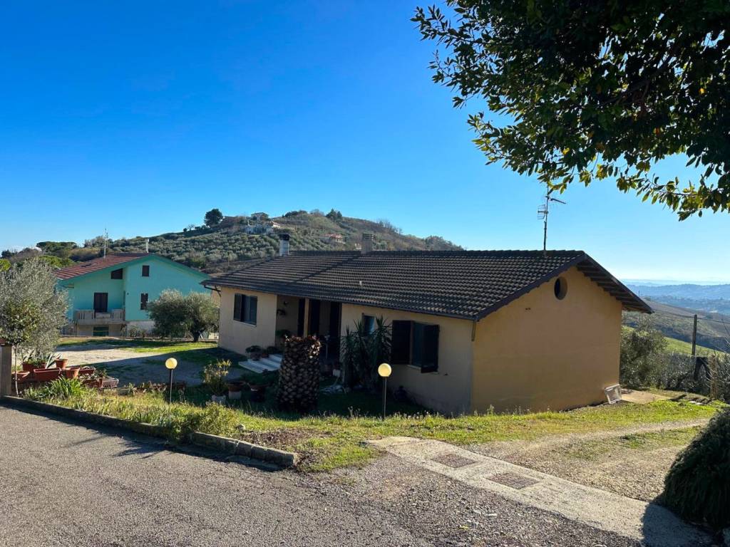 Villa a Atri in Via Cavalieri del Santo Sepolcro, 24 - Foto 2
