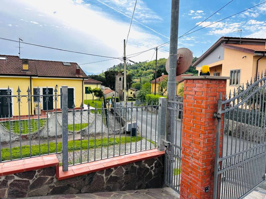 Villa a Follo in Via 1 Maggio, 13 - Foto 2