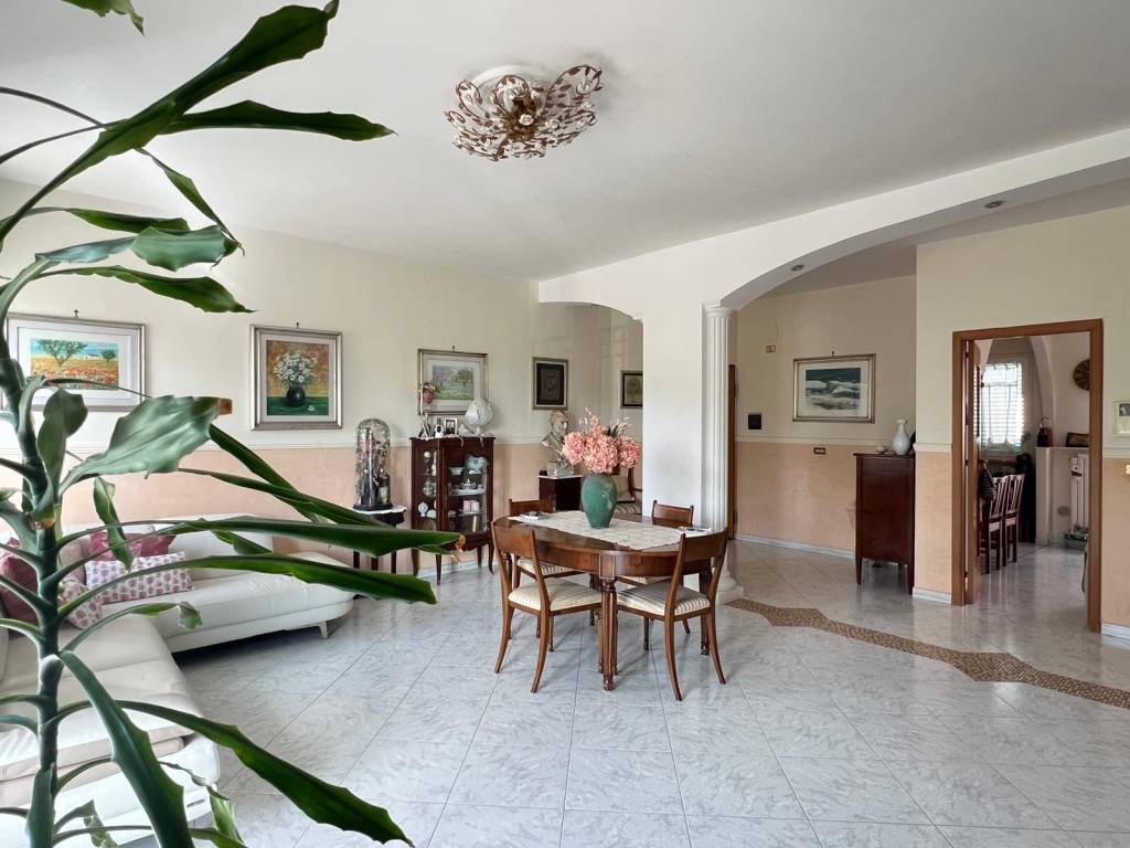 Appartamento a Grumo appula in Piazza Generale Raffaele Devitofrancesco, 2 - Foto 2