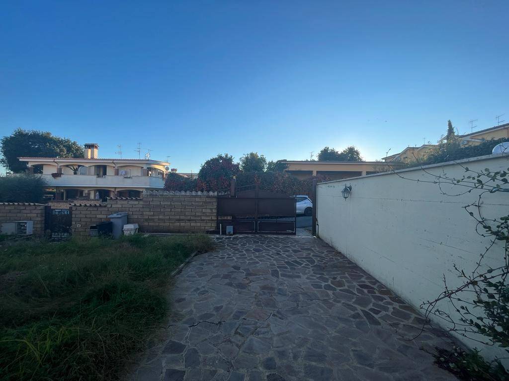 Villetta a schiera a Pomezia in Via delle Azalee - Foto 2
