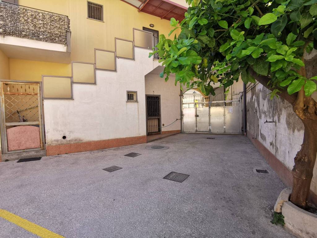 Palazzo / stabile a San nicola la strada in Via Santa Croce, 31 - Foto 2