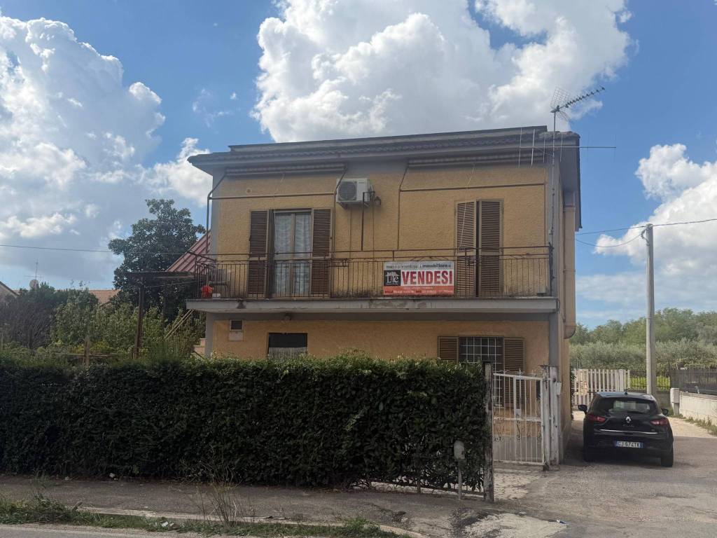 Villa a Lanuvio in Via Nettunense, 136 - Foto 2