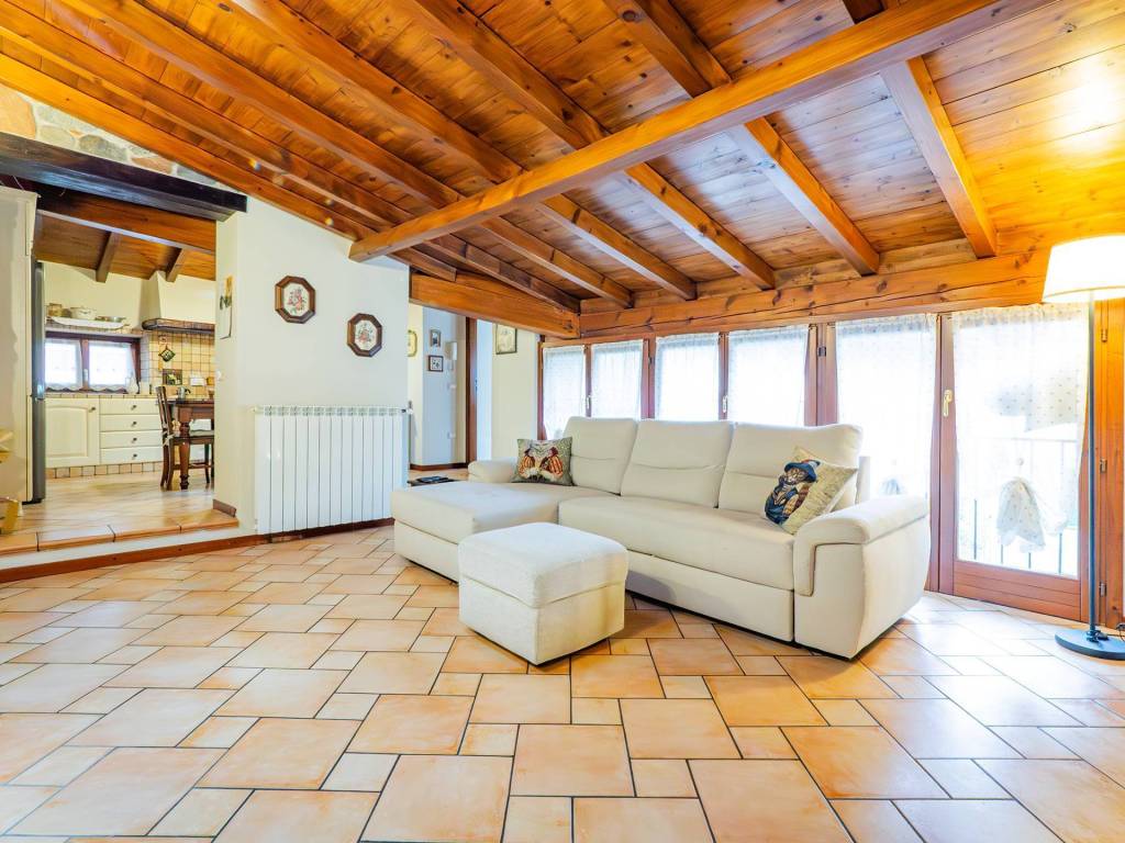 Attico / mansarda a Valbrona in via Vigna, 7 - Foto 2