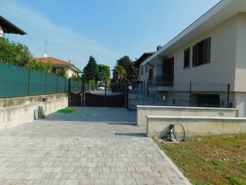 Villa a Somma lombardo in Via Goito - Foto 2