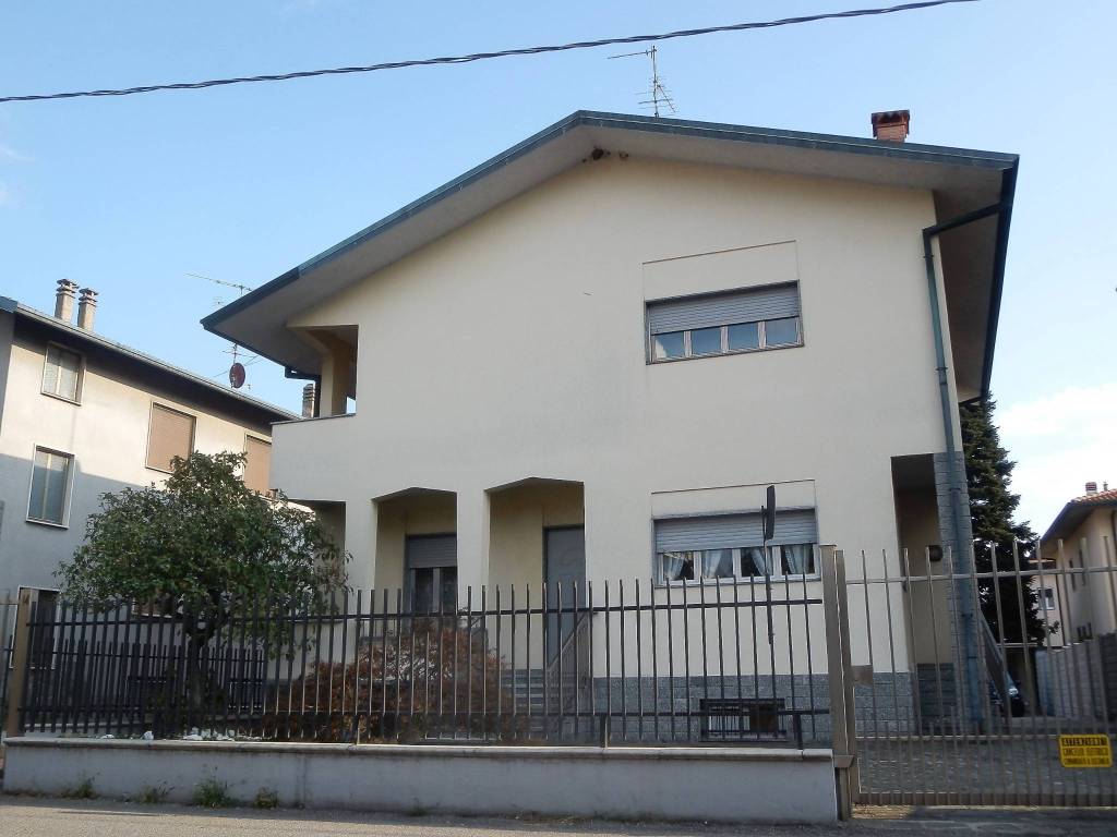 Villa a Origgio in Via Monfalcone, 14 - Foto 2
