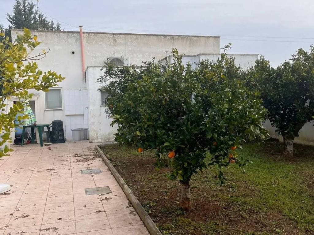 Villa a Cutrofiano in 36M3+Jr S.N.C. - Foto 3