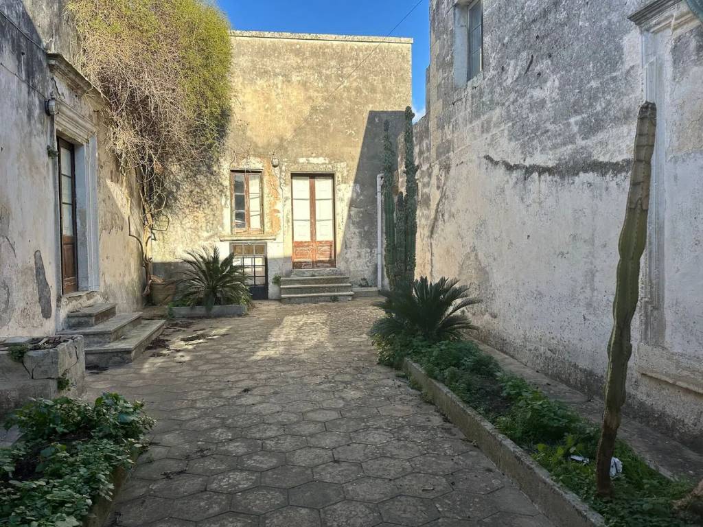 Villa a Carpignano salentino in Via Elia G. - Foto 3
