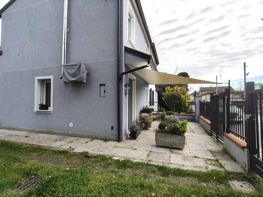 Villa a Taglio di po in Via Trento, 10 - Foto 2