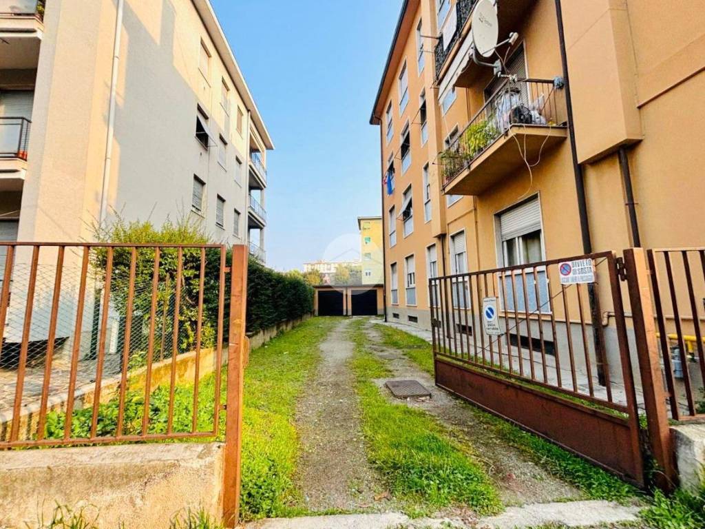 Box / garage a Monza in Via Emilio Borsa, 39 - Foto 2