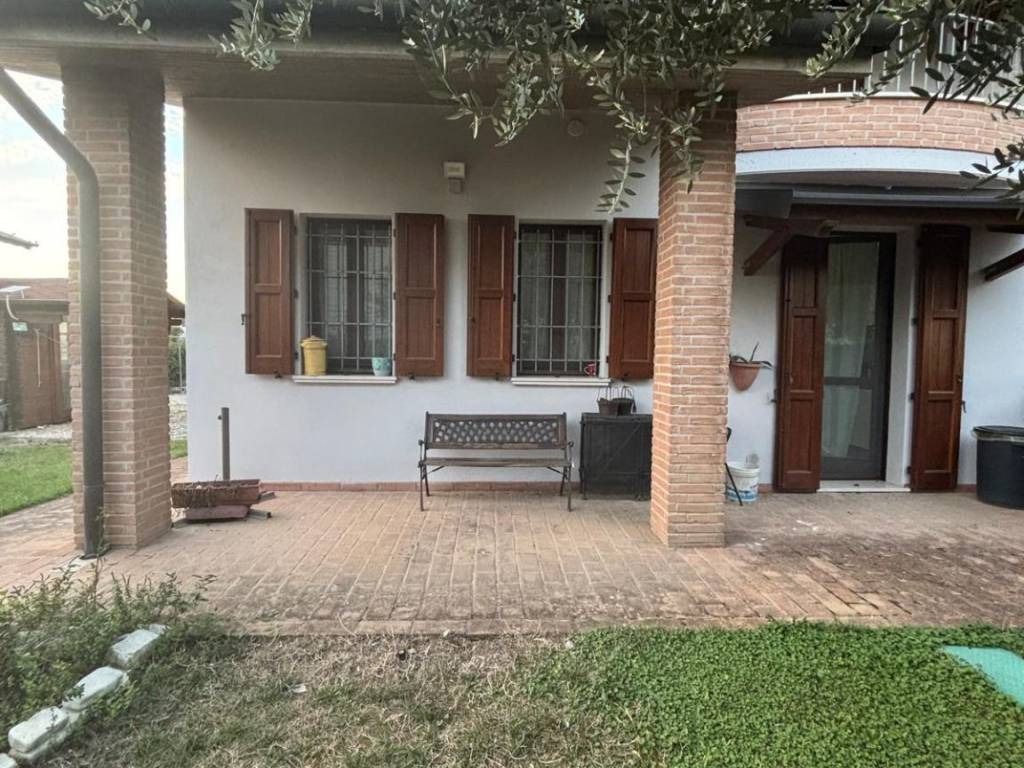 Villa a Bondeno in Via Madonna della Pioppa, 53 - Foto 2