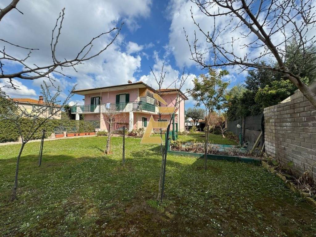 Villa a Aprilia in Via Lampione, 38 - Foto 2