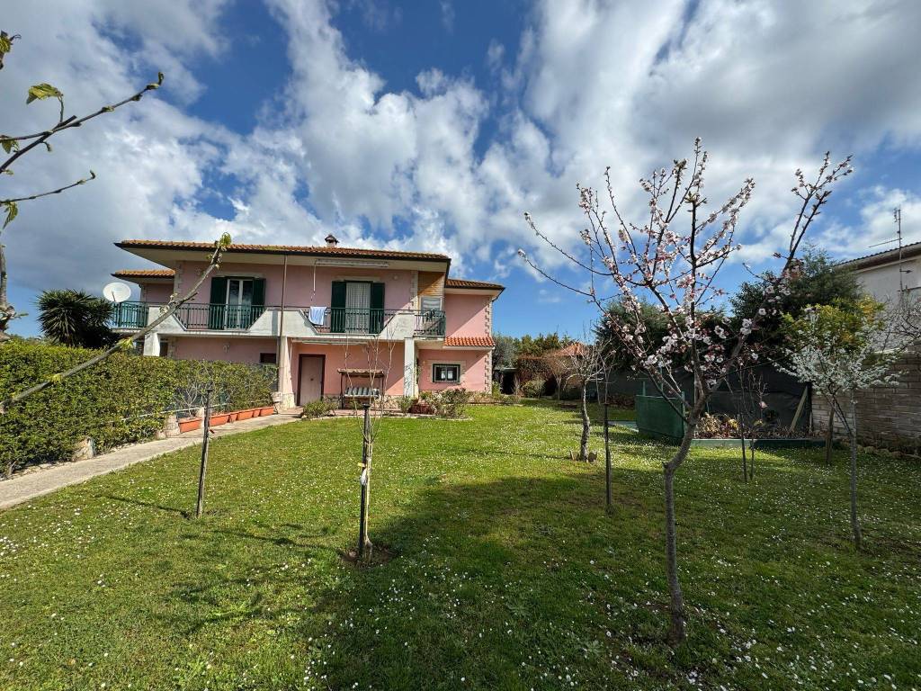 Villa a Aprilia in Via Lampione, 38 - Foto 3