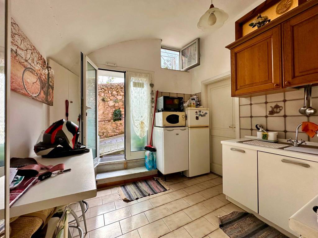 Appartamento a Finale ligure in Via Buonviaggio, 2 - Foto 4