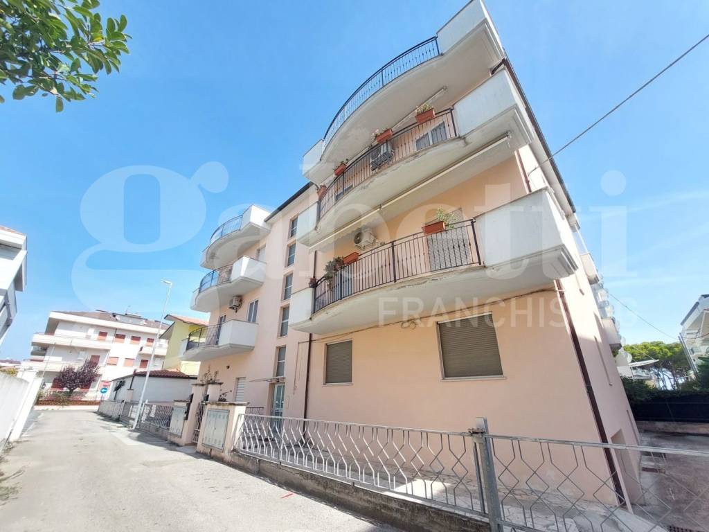 Appartamento a Alba adriatica in Via Liguria , 4 - Foto 2