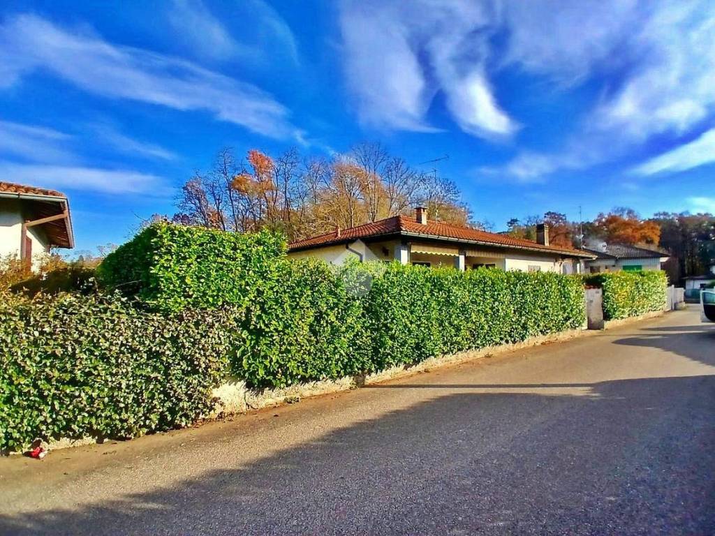Villa a Ispra in via del Zerto, 354 - Foto 2