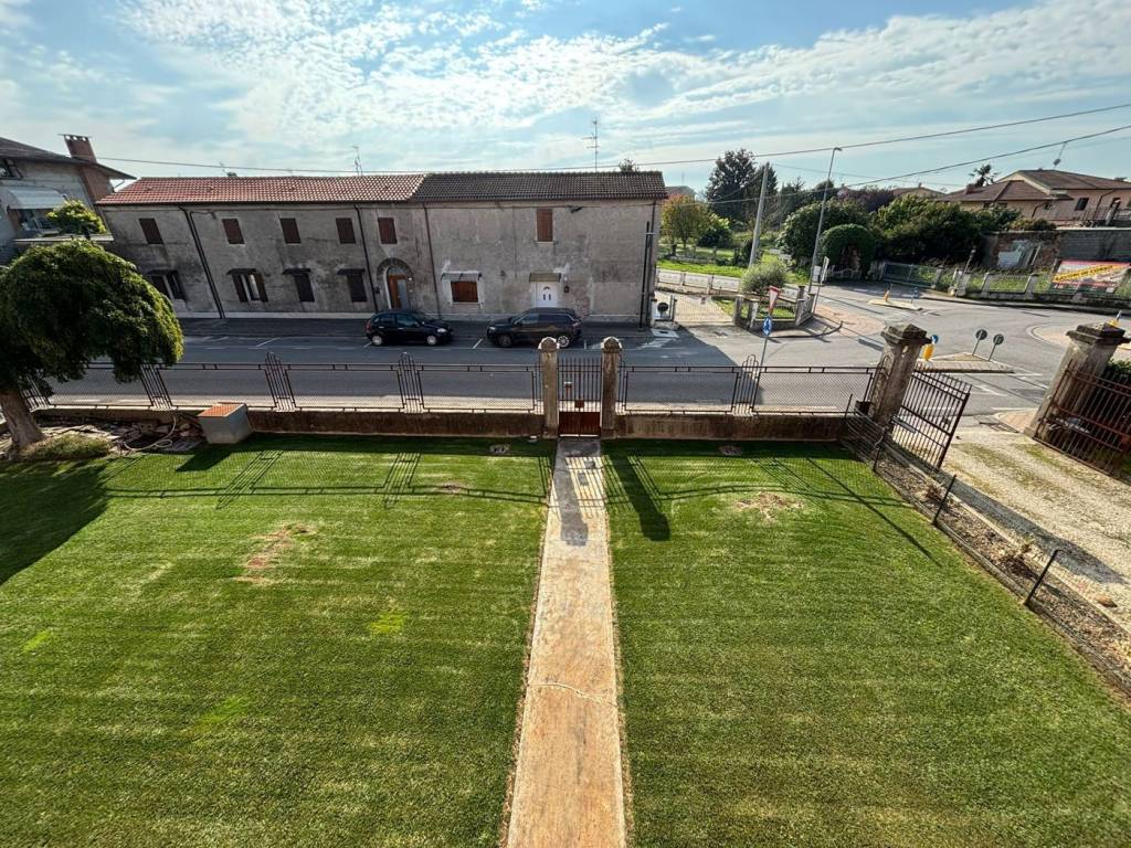 Villa a Legnago in Piazzetta G. Carducci, 1 - Foto 2