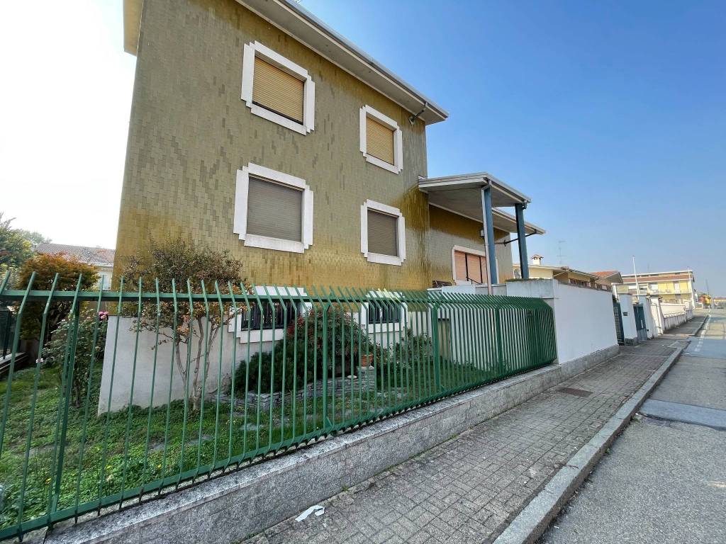 Villa a Vercelli in Via Caduti nei Lager, 45 - Foto 2