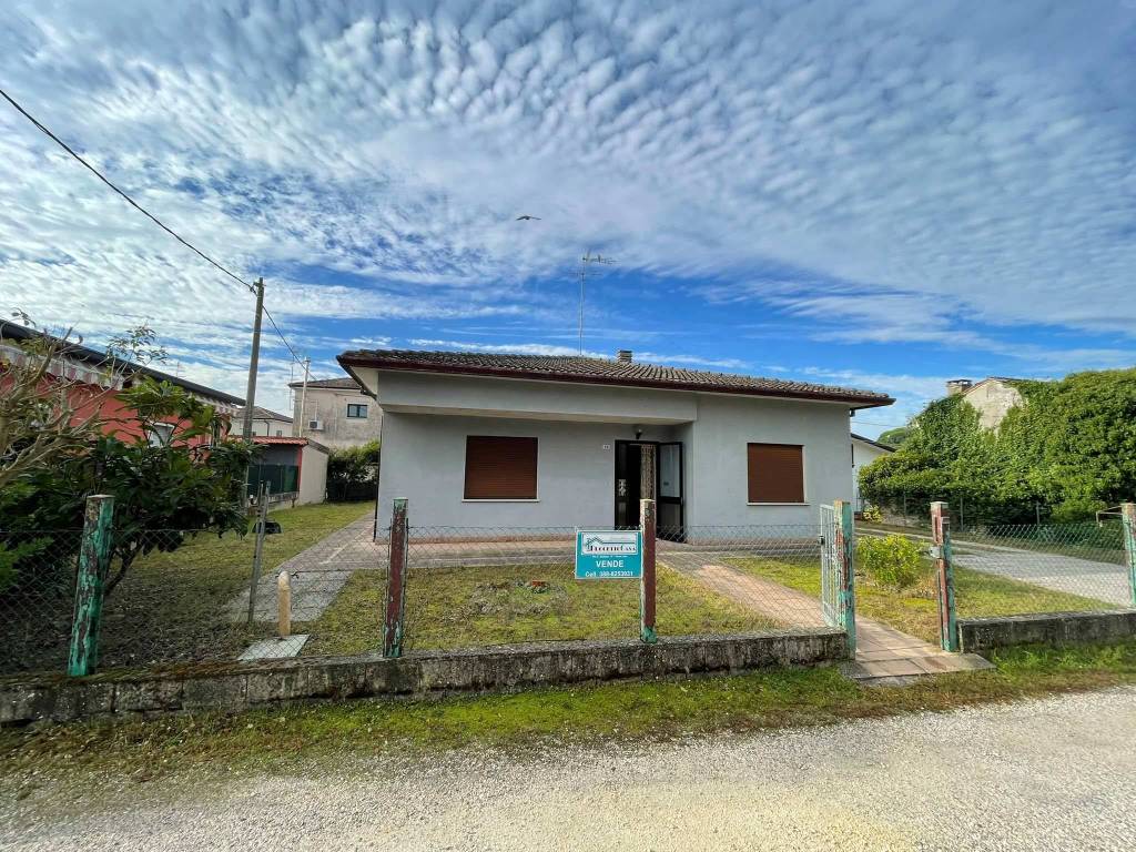 Villa a Porto viro in Via Giuseppe Mazzini, 73 - Foto 2