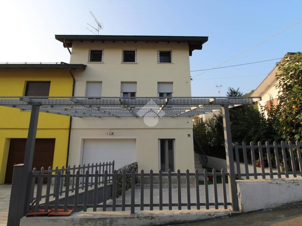 Casa indipendente a Traversetolo in Via 4 Novembre, 16 - Foto 2