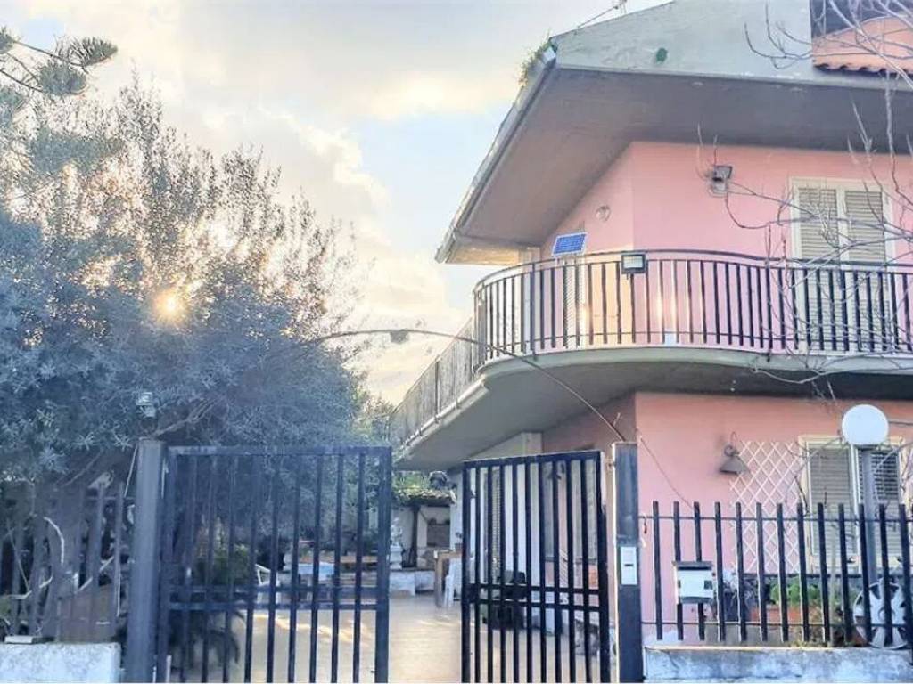 Villa a Giarre in Via Silvio Pellico No Number - Foto 3