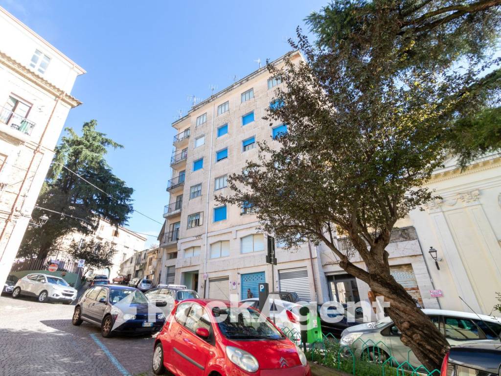 Appartamento a Catanzaro in Largo Raffaele Marincola Cattaneo, 22 - Foto 2