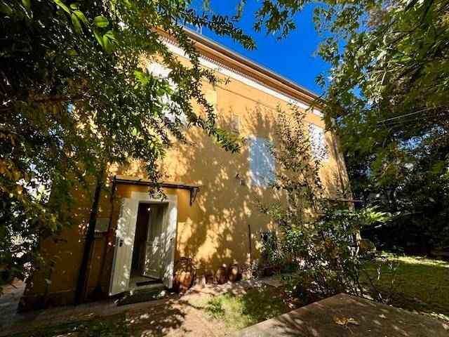 Villa a Riccione in Viale Damiano Chiesa - Foto 3