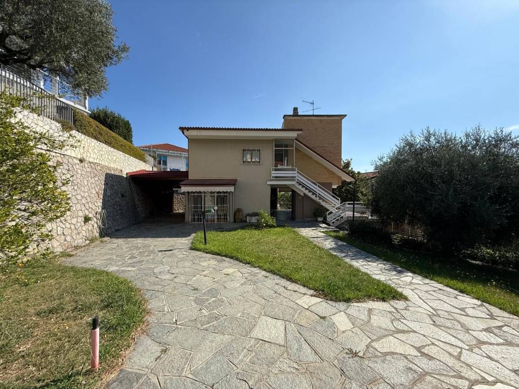 Villa a Loano in Via degli Alpini, 62 - Foto 2