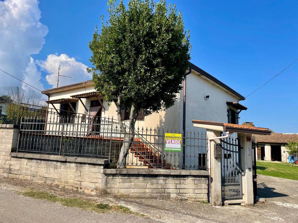 Villa a Ceccano in Via Pezze d'Ischia, 66 - Foto 2