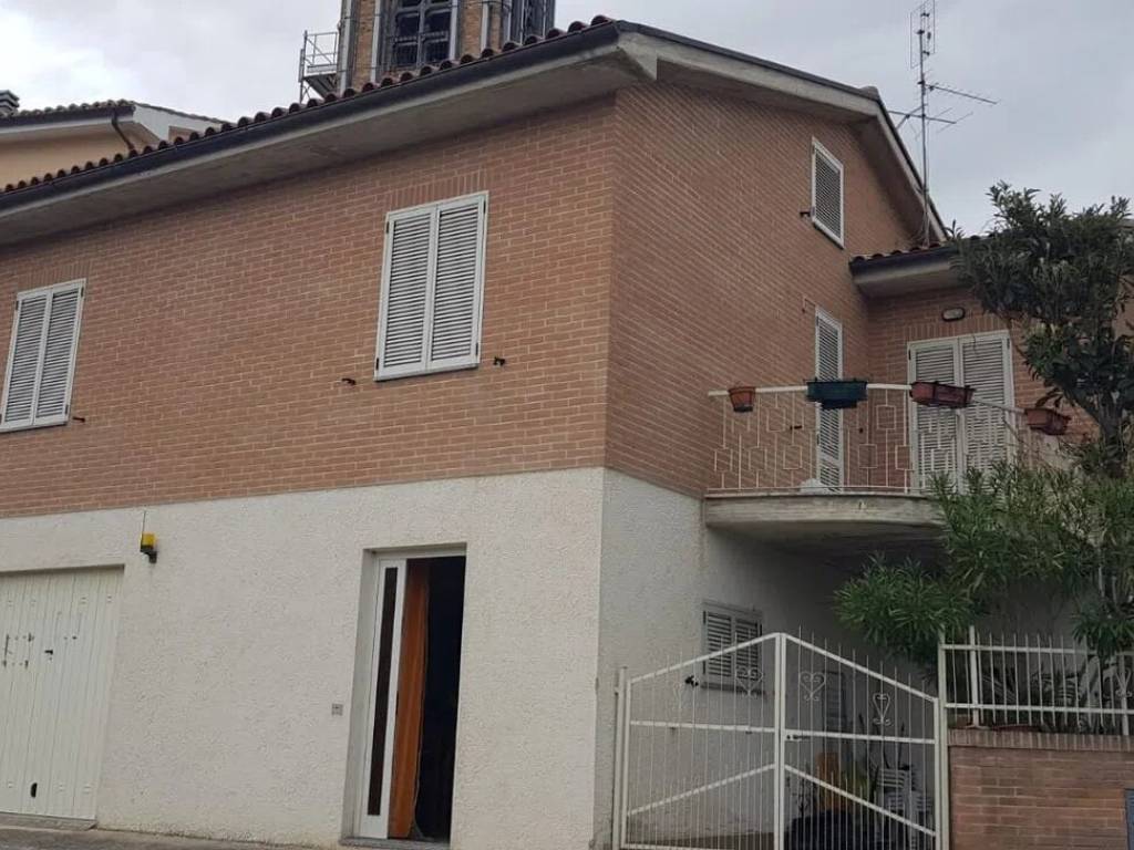 Villa a Cessapalombo in Via Giuseppe Garibaldi No Number - Foto 4