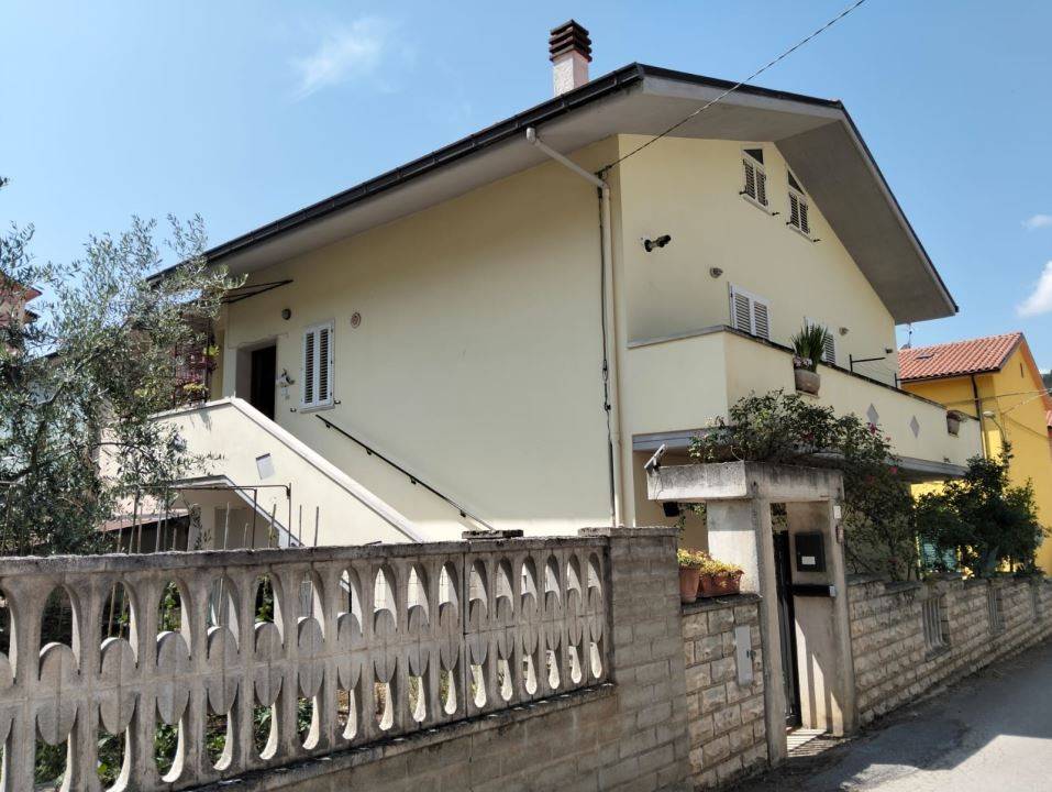 Villa a Bussi sul tirino in via fratelli rossellini 5 - Foto 2