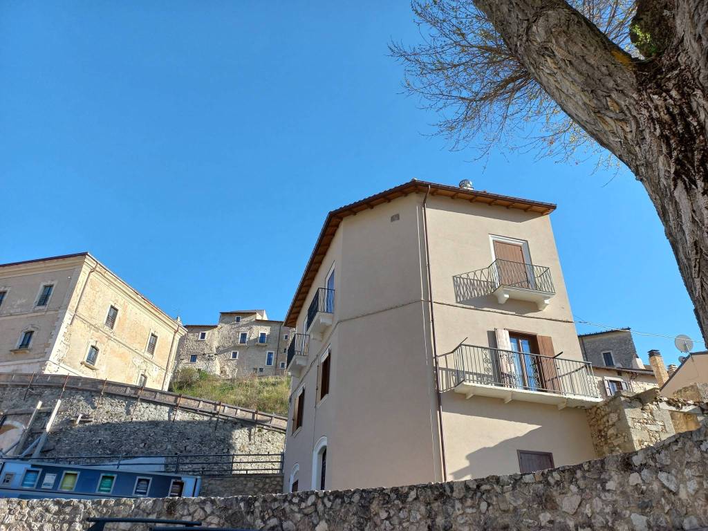 Casa indipendente a Castel del monte in Via Cesare Battisti - Foto 3